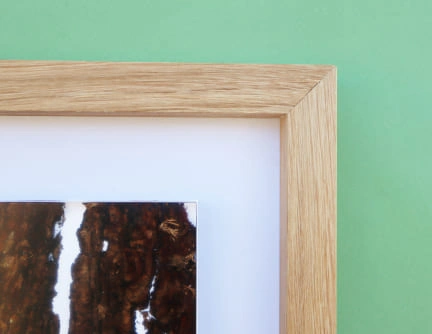 Tableau 25cm résine epoxy inclusion écorce naturelle cadre en chêne